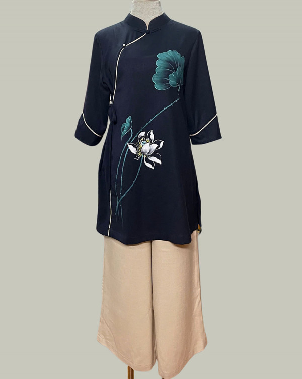 An Liên Hương – Bộ trang phục mặc đi chùa ngồi thiền, nhiều màu, cổ cao, tà dài vẽ hoa sen