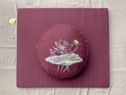 Trọn bộ đồ đoàn tròn cỡ lớn 35 x 13 cm, tọa cụ vuông ngồi thiền, lễ Phật, tụng kinh, vải kaki, màu nâu, đỏ đô. Vẽ hoa sen. Hàng thủ công cao cấp may theo yêu cầu