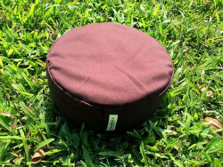 Bồ đoàn, đệm, gối ngồi thiền, hình trụ, size 30 x 8 cm, vải thô, ruột vỏ đậu xanh, màu nâu, đỏ đô. Giúp ngồi thiền lâu không mỏi
