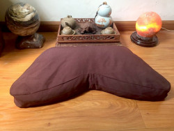 Bồ đoàn, đệm, gối ngồi thiền, chữ V, 62 x 30 x 15 cm, ruột vỏ đậu, màu nâu, đỏ đô. Giúp ngồi thiền lâu không mỏi