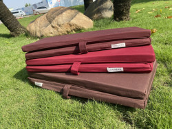 Tọa cụ ngồi thiền gấp đôi 60x60 vải thô nâu, ruột xốp PE, nhỏ nhẹ di chuyển dễ dàng phù hợp cho chùa, đạo tràng